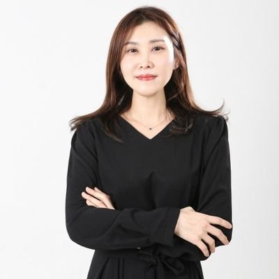mikajayunique's profile picture. Passionate about Korean Art, Culture Policy & Law | Expertise in Legislative Affairs | Seeker of Insights | Writer & Artist | Let's explore the Art world