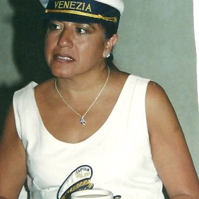 Poeta, ingeniera, adicta a la lectura, a vagabundear y acuariana.