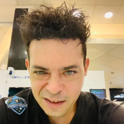 PlayBlues es una banda de rock y blues nacida en Adrogué, Buenos Aires, liderada por Wuarners en guitarra y voz. Con un sonido potente y crudo, fusionan la esen