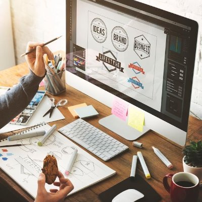 Graphics Designer // Content Creator // Community Builder.