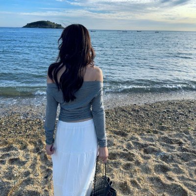 Passionate about life, embracing nature and art, practicing yoga and breath control, vividly expressive, playing piano and horse riding, with a soul free to soa
