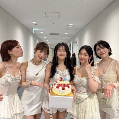 2025년에도 카라의 멋진 활동을 기대하고 18주년도 기념하고 카라 멤버와 카밀리아 모두에게 행복하고 즐거운 해가 되기를!!