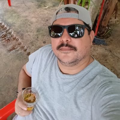 Um curioso da vida que gosta de esportes, política e um pouco de direito.