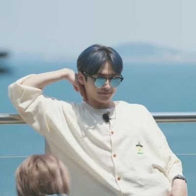 satu satu aku sayang Lee Know. Dua dua juga sayang Hyunjin. Tiga tiga sayang Bangchan, Changbin, Han, Felix, Seungmin, Jeongin. Satu dua tiga sayang STRAY KIDS