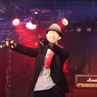 名古屋の草シンガー。帽子と赤いスカーフが目印。虎千代学園生徒会長。猫派。日本を愛し、DOES、SHY、バンドリ、ギター、ロック、アニメ、アニソン、ゲーム、マンガ、映画、ドライブ、ボードゲーム等を好む。愛車はトヨタ・オーリス:DBA-NZE181H。私が歌う理由、それは「みんなの楽しい思い出を増やすこと」である!