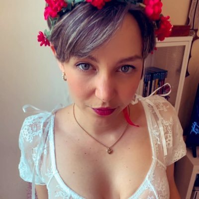 petite geek assez folle pour pas se prendre au sérieux 🤭 je vous partage un avant goût de mon contenu adulte 🔞