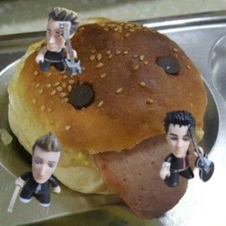 And Green Day's holding on my heart like a hand grenade!!!!!