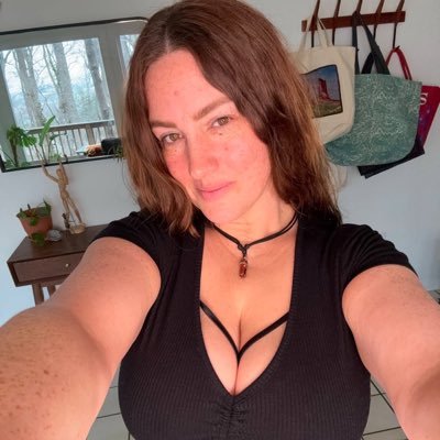 just a cool girl here to vibes and seeking for something serious 💕👌