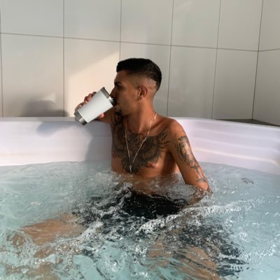 Entre o corte das espadas e o perfume das rosas 🌹