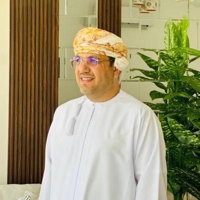 مُحامِ عُليا، مُستشار قانوني، مُحاضر ومُدرب في القانون