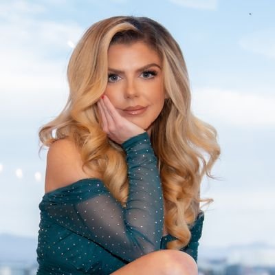 ariela_danielle's profile picture. TV Personality 🌟 Writer 🍄 Mother
It's never too late to become who we are meant to be 🌱 
💌 For collaborations: ariela.danielle@gmail.com