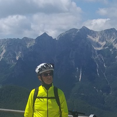 Amo salire in alta montagna ,mi fa sentire più vicino al Cielo.
Salesman.