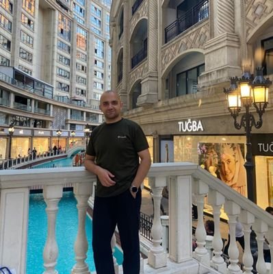'Ben öyle bilirim ki yaşamak,berrak bir gökte çocuklar aşkına savaşmaktır.' 🇹🇷
Fotoğrafçılık 🎞