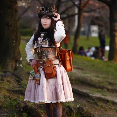 スチームパンクやファンタジーが好きで妖怪活動やオリキャラのバナナ教祖活動もしています🍌バナナ2曲と妖怪1曲のオリ曲があります。出演などお気軽にDMへ。カオリラ店として個人出展、共同出展ではほのるるさんと香蘭堂として出展しています。10月のアリハグ出展予定。コラボ作品も随時募集中。撮影(被写体)も随時募集中です。