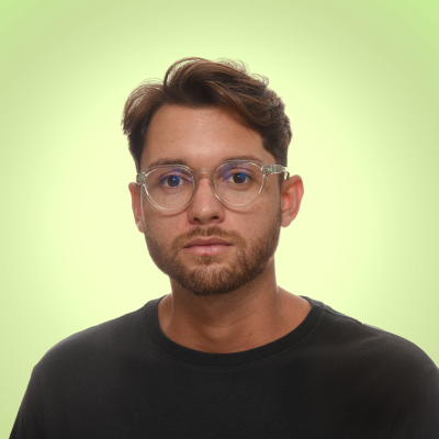 LuccaPinho's profile picture. 🧠 Creative Director at https://t.co/ARLoWo8YT8 
👨🏻‍💻 Websites that show your clients how much you care
🟢 Available for Freelance Projects