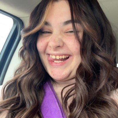 kellymstewartt's profile picture. Just chilling in the sunshine ☀️  I’m just here though✌🏼