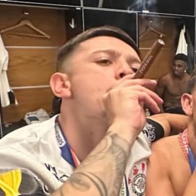 Sob a luz de um lampião, nascia a minha maior paixão.
🏴🏳🦅
