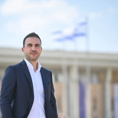 נשוי ללירון, אבא של ינאי ורומי, חבר כנסת מטעם מפלגת יש עתיד אוהב את המדינה ובאתי לשנות