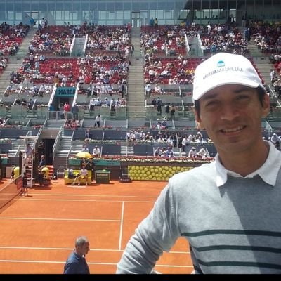 Ing. de Sistemas, especialista en Informática / telecomunicaciones. Y por supuesto con el chip bueno!
