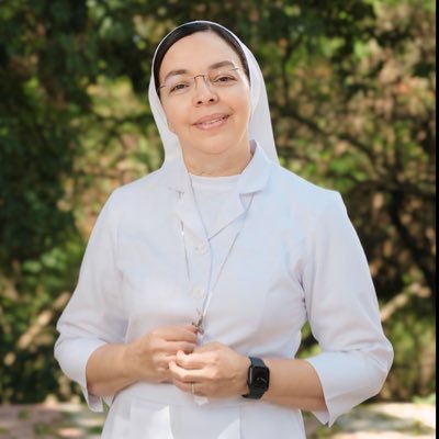 Religiosa, Psicóloga, mujer amante de la paz, la música, las buenas lecturas, la naturaleza y las personas optimistas. Espiritual, lider y profundamente humana.