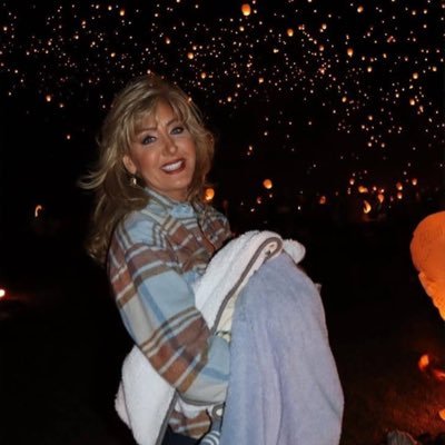 jennifer32lit's profile picture. 