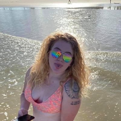 I'm available for hookup
I sell content pic and video for giveaways dollars price