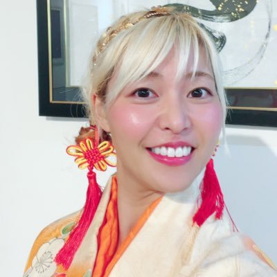 せかいの愛のうたひめ まなよです☺️🌸 ベトナム、インドネシア、モンゴルなど色んな国で歌ってます。 世界中のみんなと繋がるには愛が大切だと思い、歌手をはじめました。 今後どうしていきたいかと言うと、世界中で歌ってみんなと仲良くなりたいです! 駆け出し歌手なので いい意味で歌は修行中です😳✨✨