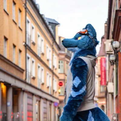 この世のスイーツを堪能する旅をしたい。茶道の家元だけれどニッキがたまらなく好き。総角の朔(@saku_karahashi)とは幼馴染。 ※@kabe_117 による手動botです。設定上の話なので本気にしないでね。※