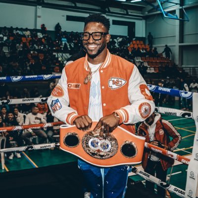 Boxeador profesional 23-0 (9KO) IBF World Súper Middle