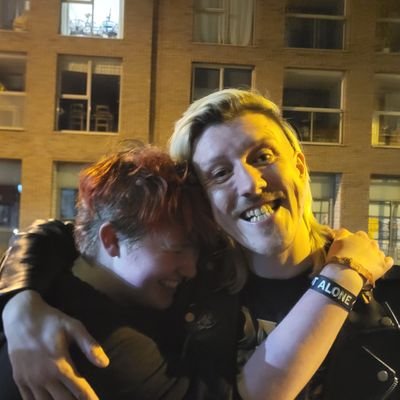 the unofficial 7th member of the blackout | he/him | 20