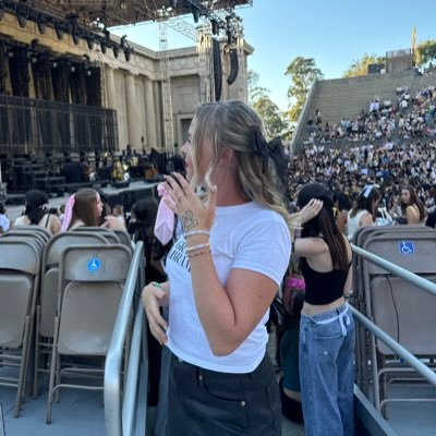 les_likeme's profile picture. maybe if was less like me, you’d stay ⋅˚₊‧ ୨୧ ‧₊˚