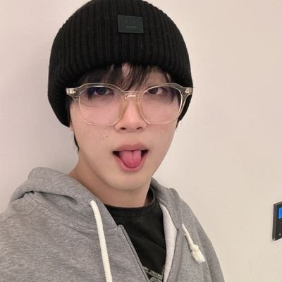 hc17z's profile picture. she/her
#fullsun #izna #zb1 💘
