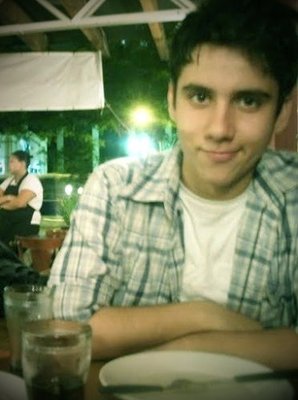 Erik Vitor 19 anos, mais nada. Sarcástico, irônico, arrogante, narcisista, presunçoso, persuasivo ou até indiferente. Simplesmente é irrelevante.