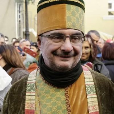 Amante bandido, enemigo de su sanchidad. Doctor en Historias. Medalla de Extremo Centro y de Santa Isabel D.A. Más solo que la una.
