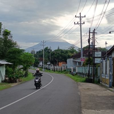 - lulusan kuli tinta
- traveller
- slow runner
- motret pake hp
- all my tweets are mine