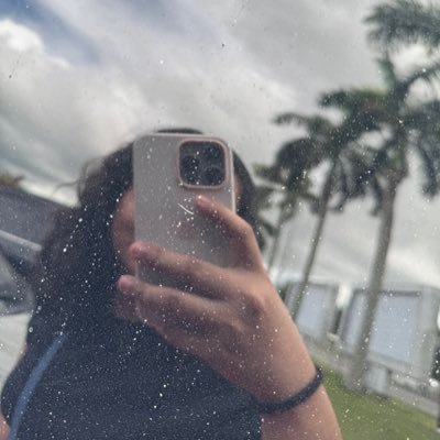 shrndq's profile picture. in my chronically offline era