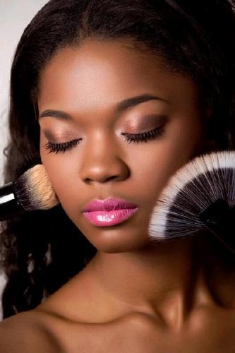 Nattra Beauty is a new cosmetics line whose mission is to empower women of all ages and bring beauty to its peak, unveiling women's natural beauty.