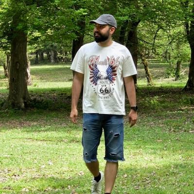 شکموی بی نمک_تا حدودی میانگرا _ پدر کسدست های توییتر فارسی_عاشق پیاده روی_وی در خانواده ای مذهبی ساز مخالف میزد_مرید برگر