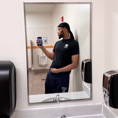 dellon419's profile picture. 𝖂𝔦𝖓𝔡𝖔𝔴𝖘 𝖉𝔬𝖜𝔫 𝔴𝖎𝔱𝖍 𝖆 𝖋𝔯𝖔𝔴𝖓, 𝔞𝖘𝔥 𝔬𝖓 𝖒𝔶 𝔧𝖊𝔞𝖓𝔰