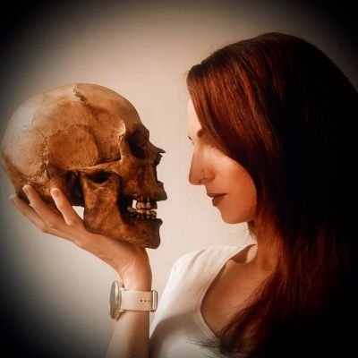 Entre pinceles y huesos 💀🖌️
Co-fundadora de @postmortemcult
Replicas de cráneos hechos a mano.
https://t.co/CrYbpsEqde