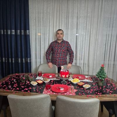 BucakMuham75310's profile picture. İnsanlar mutlu olduklarında,
Mevsimin kış mı yaz mı olduğunu fark etmezler...
Aslında mevsimin ne önemi var.
Soğuk bakan bir çift göz, ya da kırıcı bir çift söz