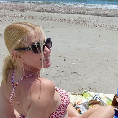 Everybody be cool, this is a robbery! #Hashtag Host, Girls just wanna have puns | DMs ignored; Trump supporters ridiculed & blocked #BLM #CovidLongHaulers