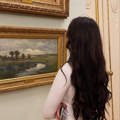 ” أنا الحرفُ إن نادى الشعورُ أجبته وفي صمتِ قلبي ألفُ بيتٍ يُقالُ “
