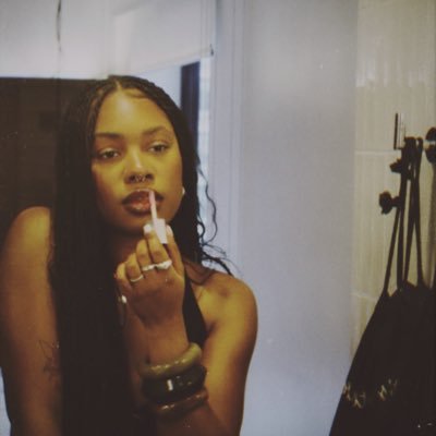 enjoliiofficial's profile picture. 25. poet | cancer🌙| optimist | philly