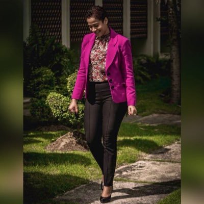 Pao_Glez01's profile picture. No soy perfecta, y no lo pretendo 💛 Soy real. Sentimental. Pensante. Sarcástica. Estoy en construcción, pero el terreno es firme 💪 🍷🍕🎶🌻☕️ #UnDíaALaVez🍃
