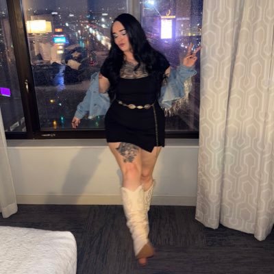 kels. wife. dog mom. emergency room trauma tech. concert goer. motorcycle babe. POTS awareness. obsessed with bats & the color lavender. 🦇💜