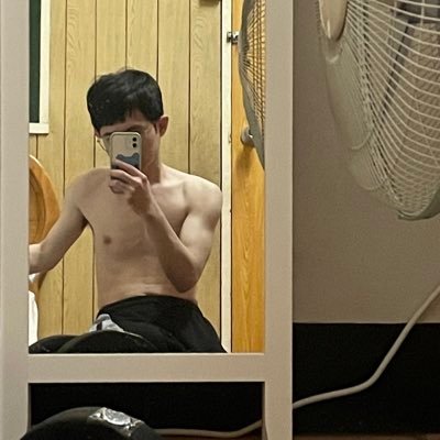 gbgbzex's profile picture. 31y 上班族 隨便亂發 聊天 唱歌 想到才健 幹話 廢文 社恐  喜歡公園散步 這世界充滿險惡 多一點善意吧