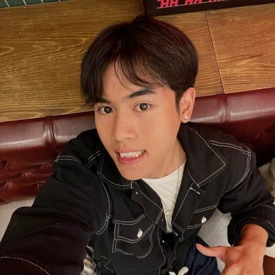 coconatcoklat's profile picture. who don’t eat chocolate? 🍫