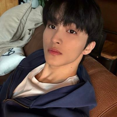 badeustshin's profile picture. romanticizing life