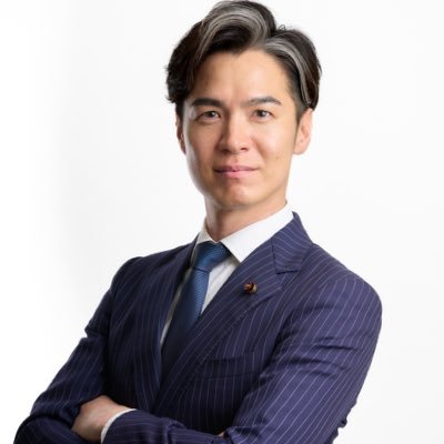 35歳です。江良家の長男です。髪の毛の白メッシュは天然。スポーツとキングダムとスラムダンク大好き議員です。2期目も頑張ります。